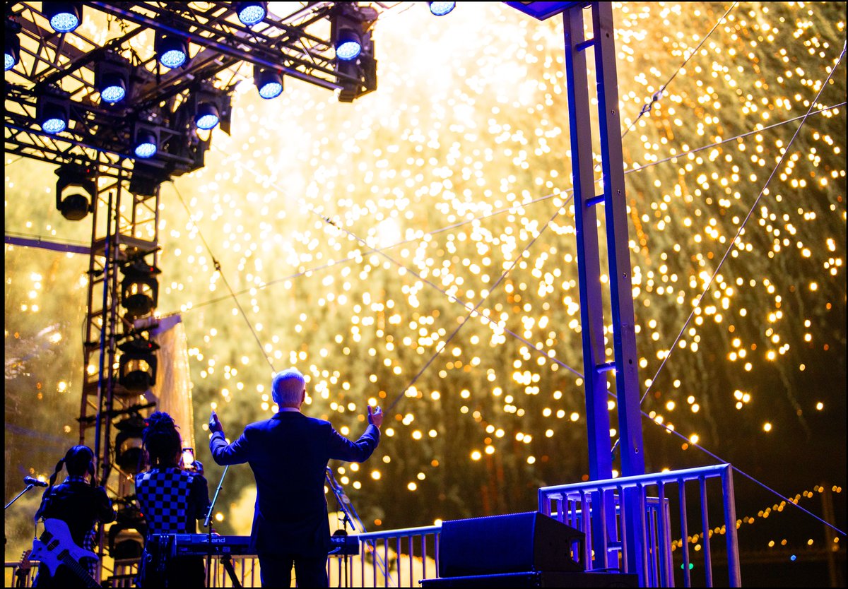 .@POTUS reacts to the fireworks during the Welcome Reception for APEC Leaders at the Exploratorium in San Francisco. #APEC