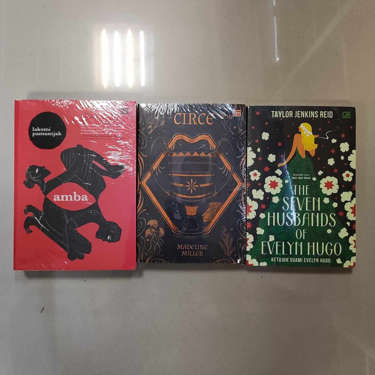 sunibookshop's tweet photo. 📚 WTS (Want to Sell)
• Amba
• Seven Husbands of Evelyn Hugo
• Circe

📝New sealed
📝Original 
📝All indonesian vers

💰80.000/each
🏷️Fixed price 

☞• DM for link 🍊 
☞• Admin fee via 🍊 + 4% 
☞• COD ✅

tags. wts buku novel murah preloved sealed https://t.co/TMeklesvQg
