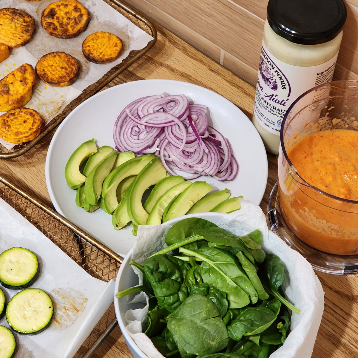 FriendlyCooks's tweet image. We made some of our fresh food favourites💚 Grilled Veggie Sandwich, Burritos + Risotto. Thanks for such a lovely week + thanks @eatatdads for letting us host your kind and amazing community.👨‍🍳 #cooking #Food #HealthyEating #FoodieBeauty #veganfood #streamer #stream #twitch