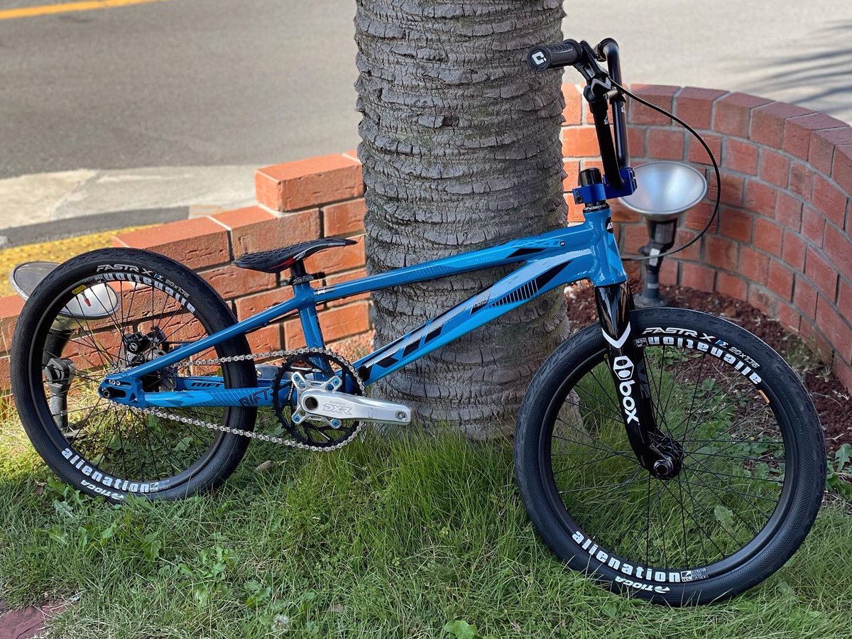 astbikes's tweet photo. RIFT ES20D XXLが完成🇺🇸ディスクブレーキ化に伴い要所に新品パーツを使用しつつ、セッティングに違和感が出ない箇所には既存パーツを使用し、硬派な #BMXレーサー が完成致しました🔥
#bmxracing #ridetherift #astbikes #astforest #埼玉 #和光 #秩父 #所沢 #さいたま #練馬 #板橋 #BMXレース https://t.co/hoDUa9uHa7