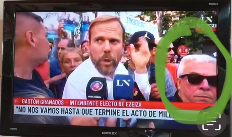LibreSantaFe's tweet photo. Una joyita para refrescar.
Resulta que #Matzkin apareció hoy como por arte de magia en la patota de 'custodios' de Granados (hijo) durante las agresiones contra militantes de Milei en Ezeiza. Todos con Massa.
🚨 @PRossiOficial @edufeiok @JonatanViale @LuisGasulla @drasmartinez https://t.co/wmCBD7U3TY