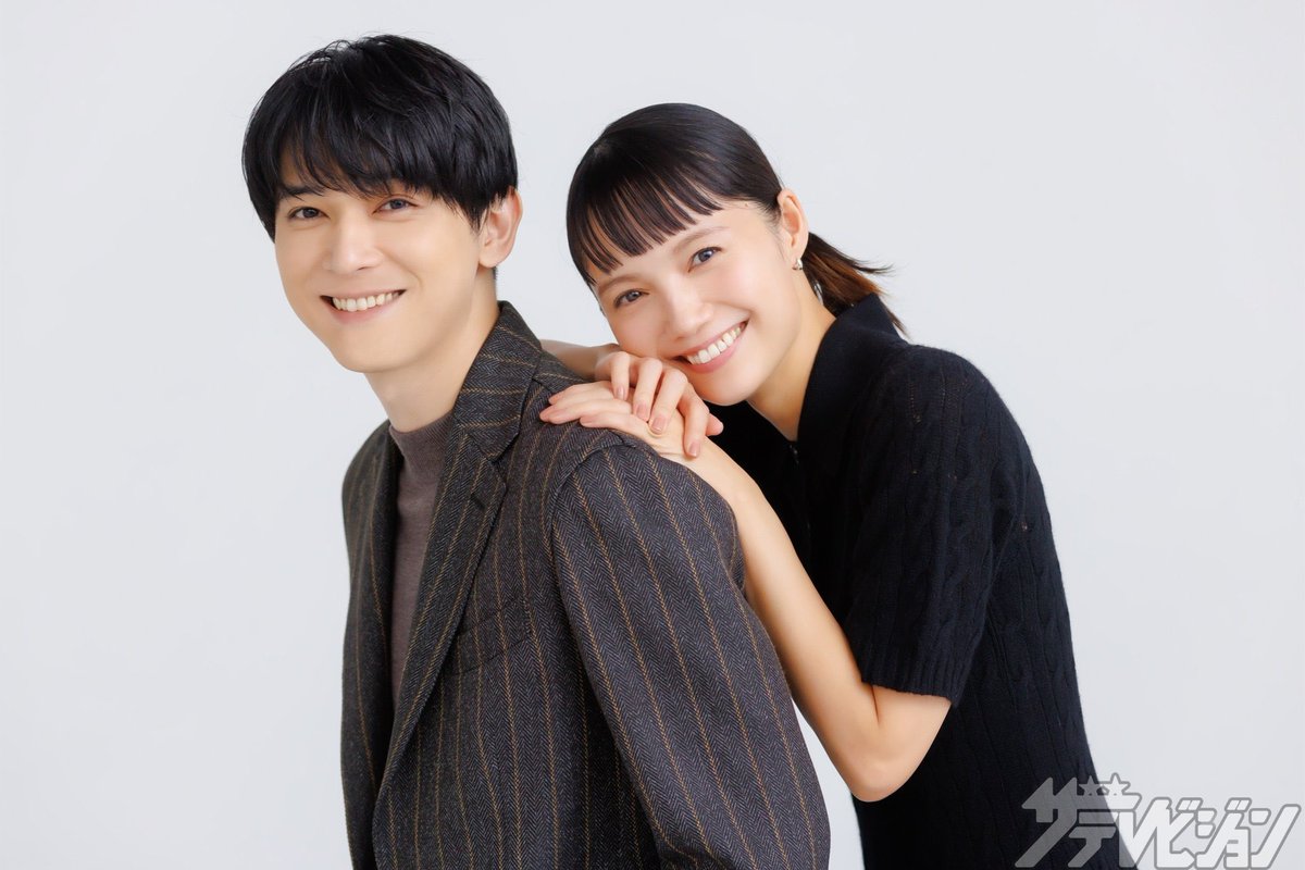 로맨스 기피하던 중딩오료가 처음으로 감명깊게 본 로맨스 영화가 다만 널 사랑하고 있어! 그 뒤로 미야자키씨의 개큰팬이 돼버려서 이번 촬영 때 눈도 못 마주치고 긴장해버렸대.. 결국 미야자키씨가 계속 옆에서 이것저것 물어보면서 긴장 풀어줬댄다 ㅋㅋㅋㅋ