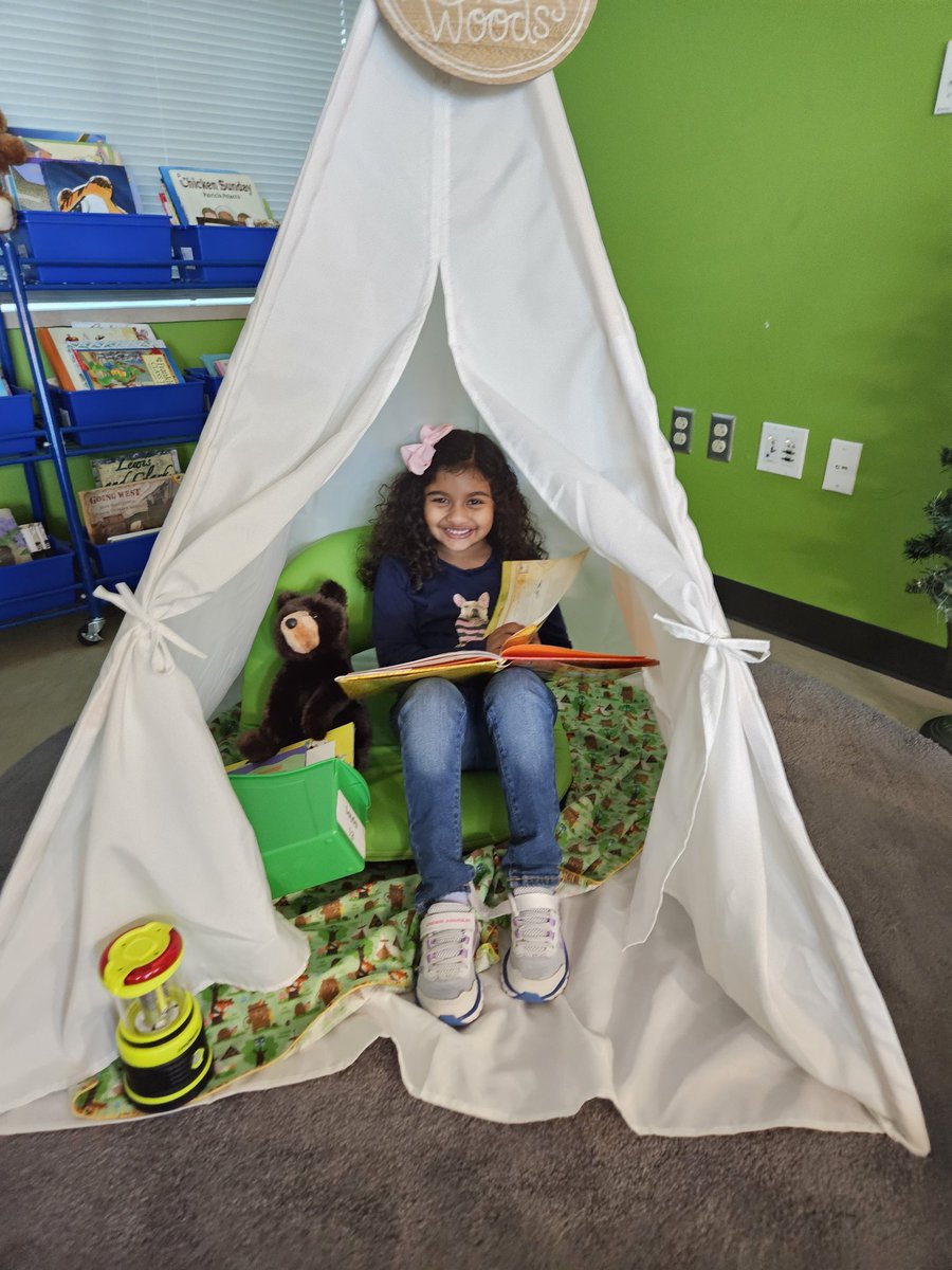 MaryBethBajikar's tweet image. Campfire Reading Week is the best!

 @DLE_Lions 
#justgoodteaching #livelaughloveleonetti #hearourroar