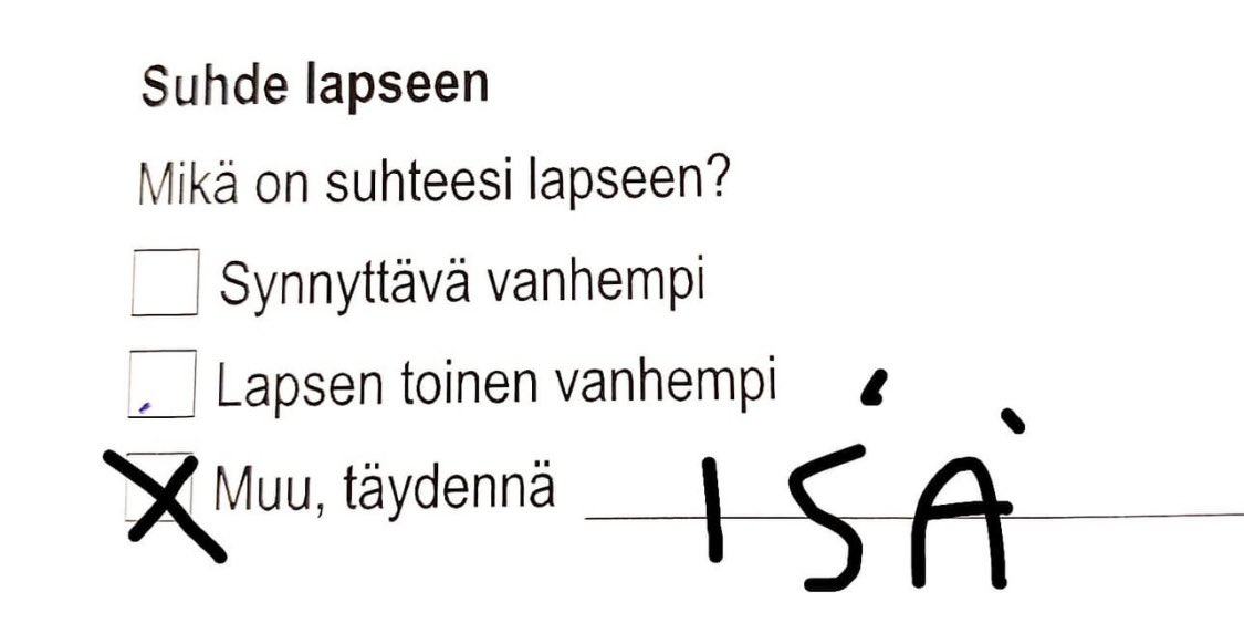 Mila_Lehtonen's tweet photo. Äiti ja isä ovat korvaamattomia sanoja. On surullista, että niitä häivytetään systemaattisesti pois. 
Kuvassa on nykyinen Kelan lomake juuri vanhemmiksi tulleille. Jos yhteiskunnassamme sanat isä/äiti ovat syrjiviä, niin voisiko tuossa olla noiden mainittujen lisäksi äiti ja isä? https://t.co/6SfFg5zdvs