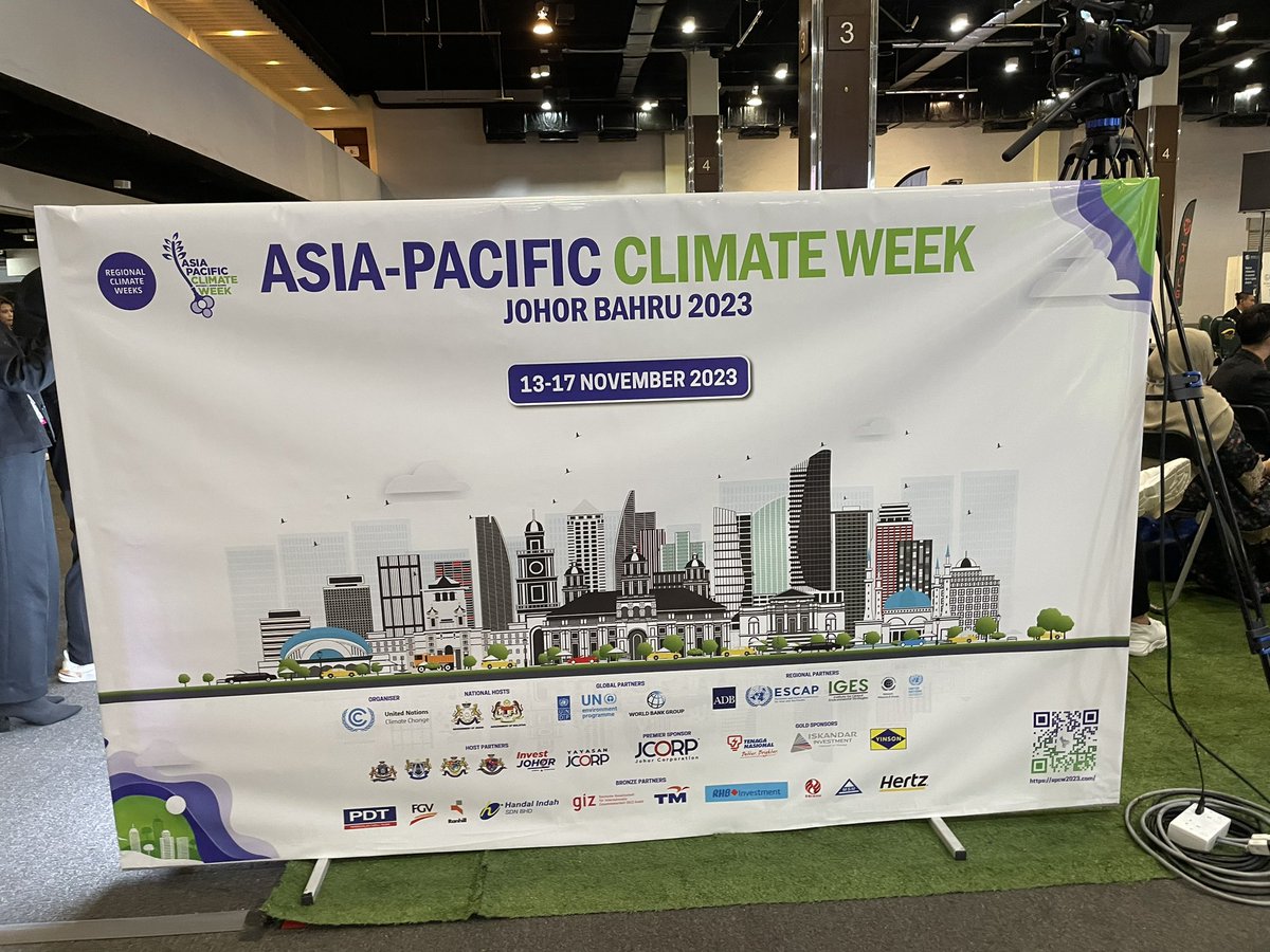 ecoangelhsu's tweet photo. Made a quick 30-min trip to Johor for #APClimateWeek. Moderated a @worldbank panel on #airpollution #climatechange in South Asia/#China. And then got to tour a solution to both - electric buses! https://t.co/xBEXY9hvwZ