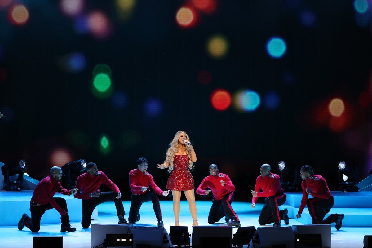 MariahCarey's tweet image. Merry Christmas One and All! Tour ❄️ Starting Now!