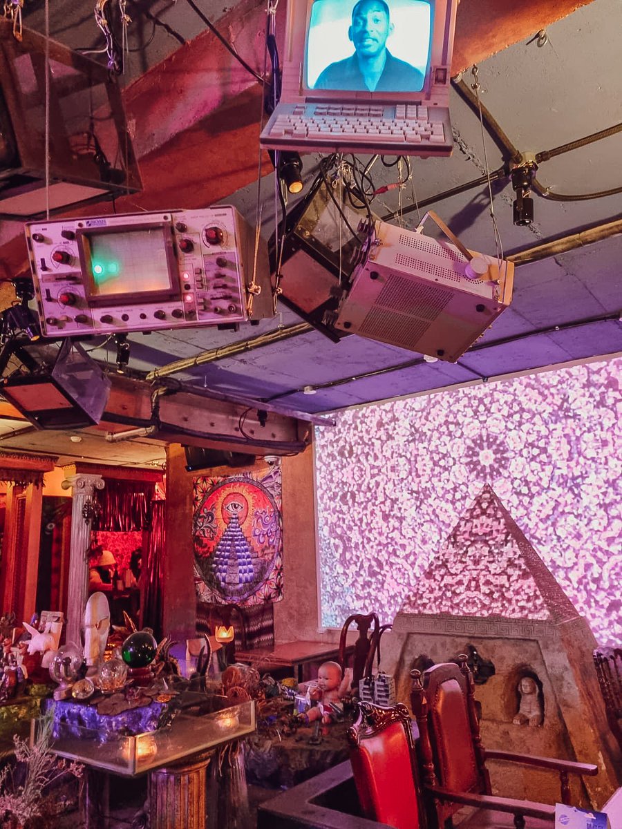 brewsandbeers's tweet photo. Another Drink In The Wall - stumbled upon a Pink Floyd themed bar in Euljiro, Seoul - 'Dark Moon'; quirky AF decor with miniature sets depicting classic Pink Floyd songs like 'Money' - alas the only beer available was Hoegaarden. Comfortably numb! #Seoul #euljiro #PinkFloyd https://t.co/9ZHAM5fVgw