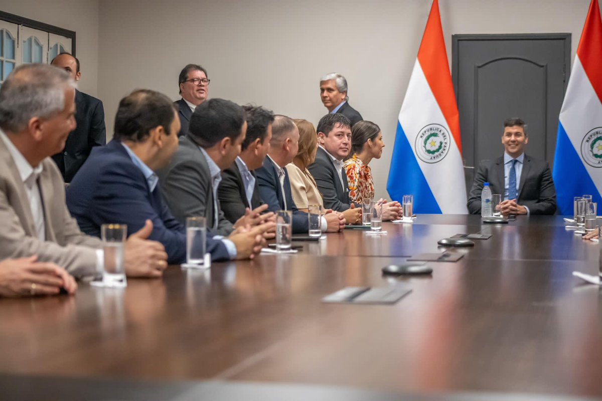 SantiPenap's tweet photo. Hoy firmamos un convenio de cooperación con los 17 gobernadores del país para la articulación de esfuerzos con el fin de la mejora de los caminos vecinales de todo el Paraguay. Con un Estado unido y al servicio de todos los paraguayos nuestro país irá hacia adelante. 
#GobiernoDelParaguay