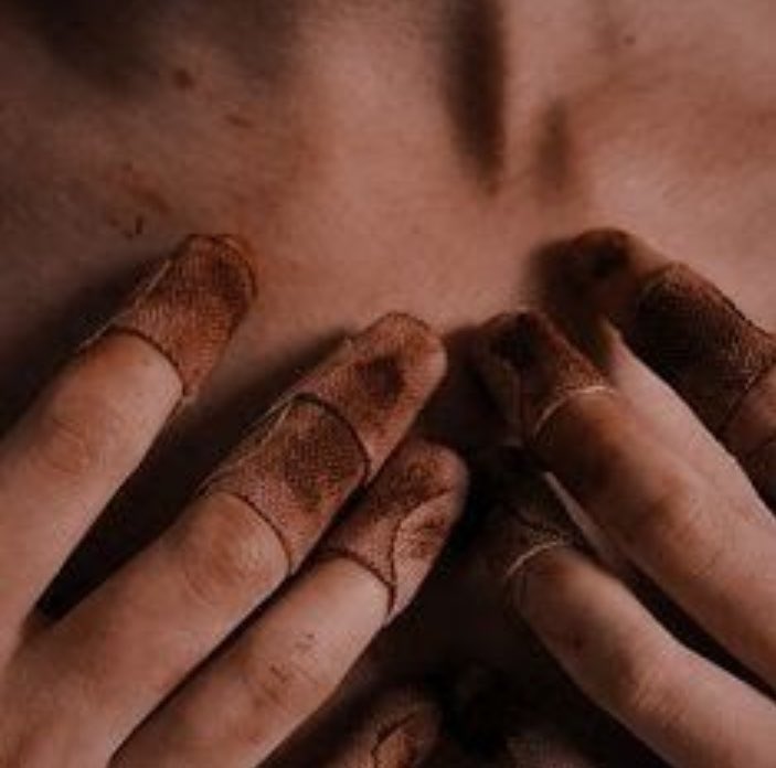 𝚁𝚎𝚏𝚒𝚗𝚎𝚖𝚎𝚗𝚝 𝚒𝚜 𝚊 𝚜𝚝𝚛𝚊𝚗𝚐𝚎𝚛 
               𝚁𝚘𝚞𝚐𝚑 𝚎𝚍𝚐𝚎𝚜,
                    𝙱𝚛𝚘𝚔𝚎𝚗 𝚋𝚘𝚗𝚎𝚜 
𝚃𝚑𝚎 𝚊𝚞𝚝𝚑𝚘𝚛 𝚘𝚏 𝚋𝚕𝚘𝚘𝚍𝚢 𝚕𝚘𝚟𝚎 𝚕𝚎𝚝𝚝𝚎𝚛𝚜.