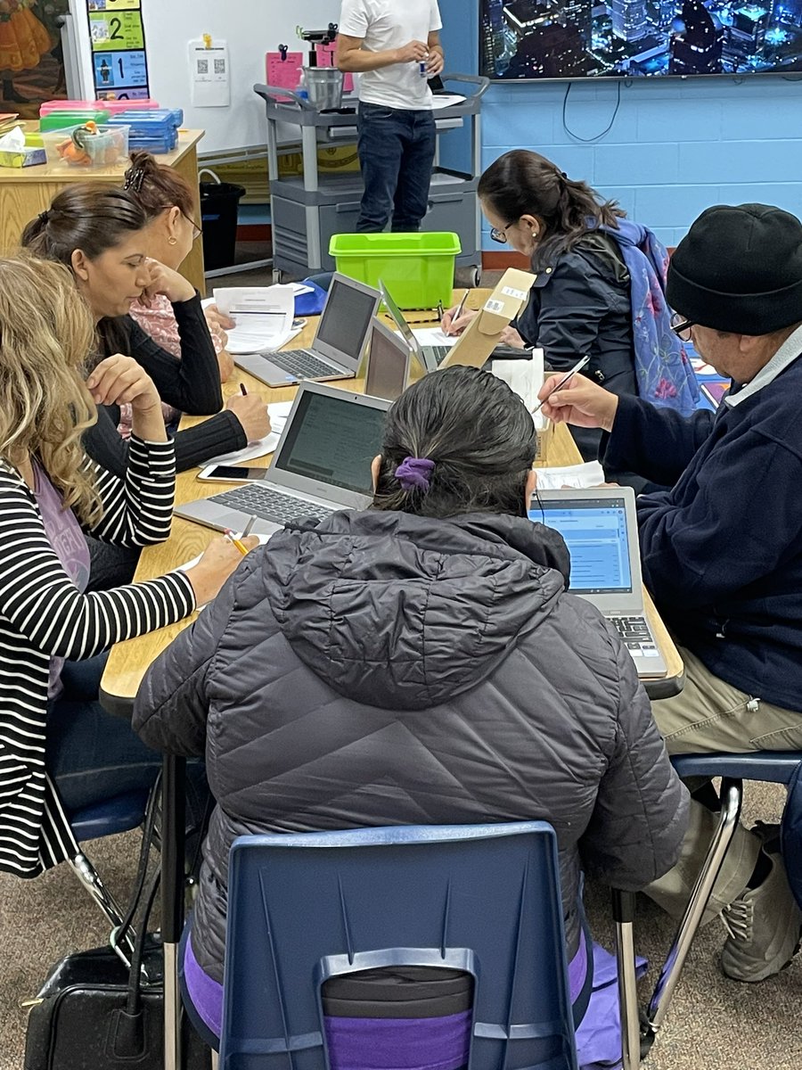 “La papa se quema, se quema la papa” Parents tested their computer skills playing hot potato. #112Leads #SomosOT @highwoodlibrary