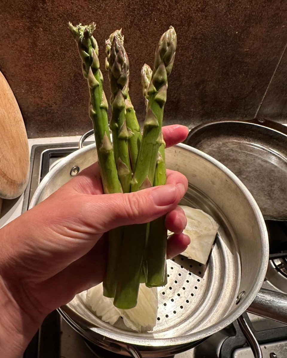 Nurturer_'s tweet photo. Asparagus is a superfood loaded with nutrients especially #glutathione, a powerful antioxidant needed by the liver. Glutathione has vital roles in health &amp; longevity. Asparagus is low in calories &amp; fat and a great source of vitamins, minerals &amp; fibre. Cook al' dente 😍 https://t.co/Wo0Ko4N8Fp