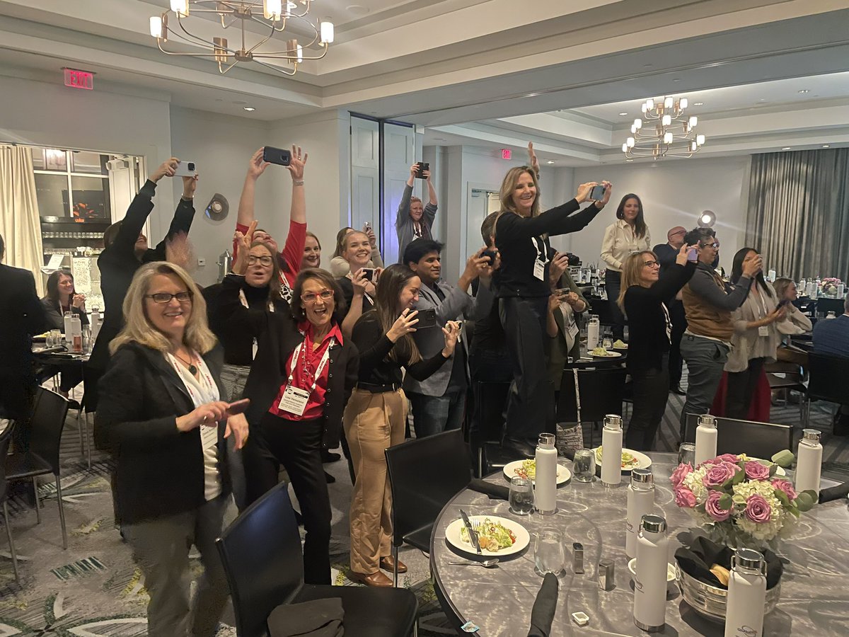 Behind every group of award winners is a group of cheering fans and marketers trying to get a good picture! Haha

#WomeninSupplyChainForum 
<a href="/SDCExec/">SDCExec</a> <a href="/FoodLogistics/">Food Logistics</a>
