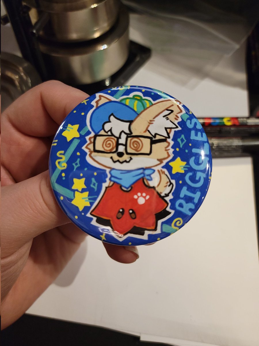 HowlingLoup's tweet photo. A few of the button commissions I was able to complete @HowloweenCanada ! Was an awesome year and I had so much fun meeting everyone!

All buttons are 2.25" in size and done traditionally with pencil and Posca markers! https://t.co/gwZ71Jv1hc
