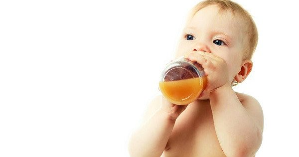 Muchos dan jugos a sus hijos porque creen que si un niño no come fruta acabará desnutrido. Y no es precisamente cierto. 
El actual (y enorme) problema de la alimentación infantil no es tanto la falta de micronutrientes, fibra, frutas o verduras sino el exceso de azúcares, sal y