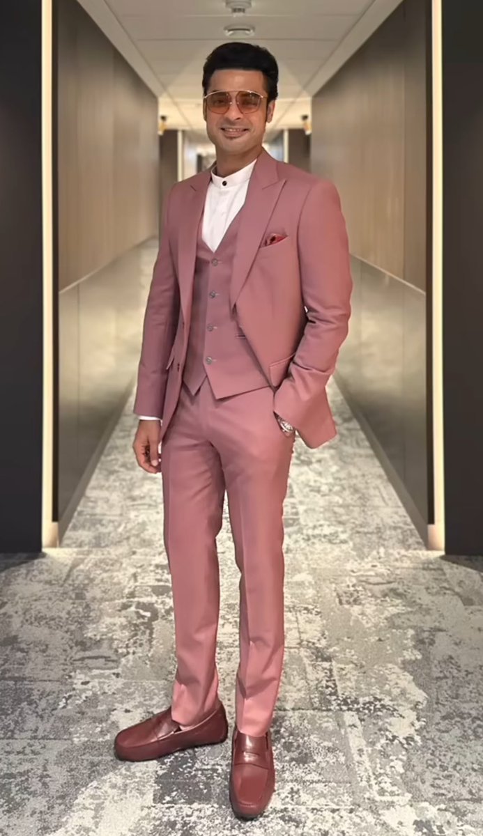 ttovino's tweet photo. Time to view the world through ‘invisible windows’! #AdrishyaJaalakangal #europeanpremiere #tallinn #estonia #embracinglifeinshadesofpink

Outfit by @ZafirandShadab https://t.co/CDumVAMwD7