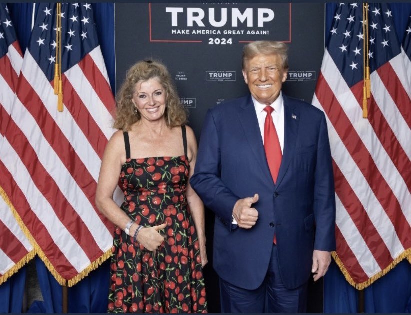 🇺🇸❤️Meeting President Trump❤️🇺🇸

Not what I was expecting. 

He’s warm, welcoming & so handsome in person!

When he took my hand & told me I was beautiful, I melted. 

If he weren’t so famous & married to a supermodel, I’d wanna date him! 😂

When I thanked him for what he’s