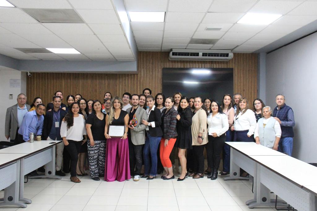 La llama de tu paso por aquí seguirá prendida dejando una huella imborrable, es lo queremos transmitir con este obsequio que te entregamos a nombre todos. ¡Mucho éxito en la nueva etapa que está por venir!