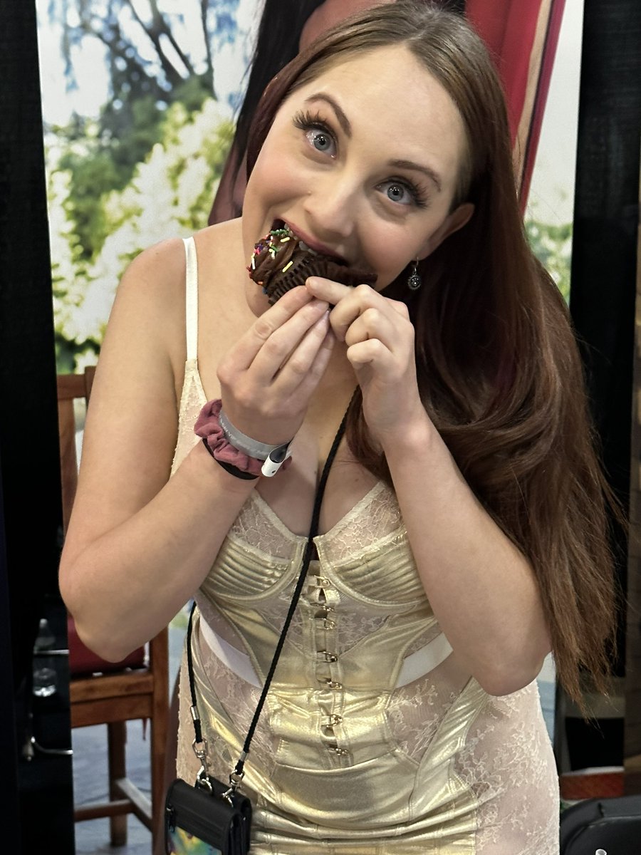 @NickeyHuntsman She’s a class act at the booth. Always the first to the booth and usually the last two leave. Always a honor having you at the booth. @exxxotica New Jersey 2023