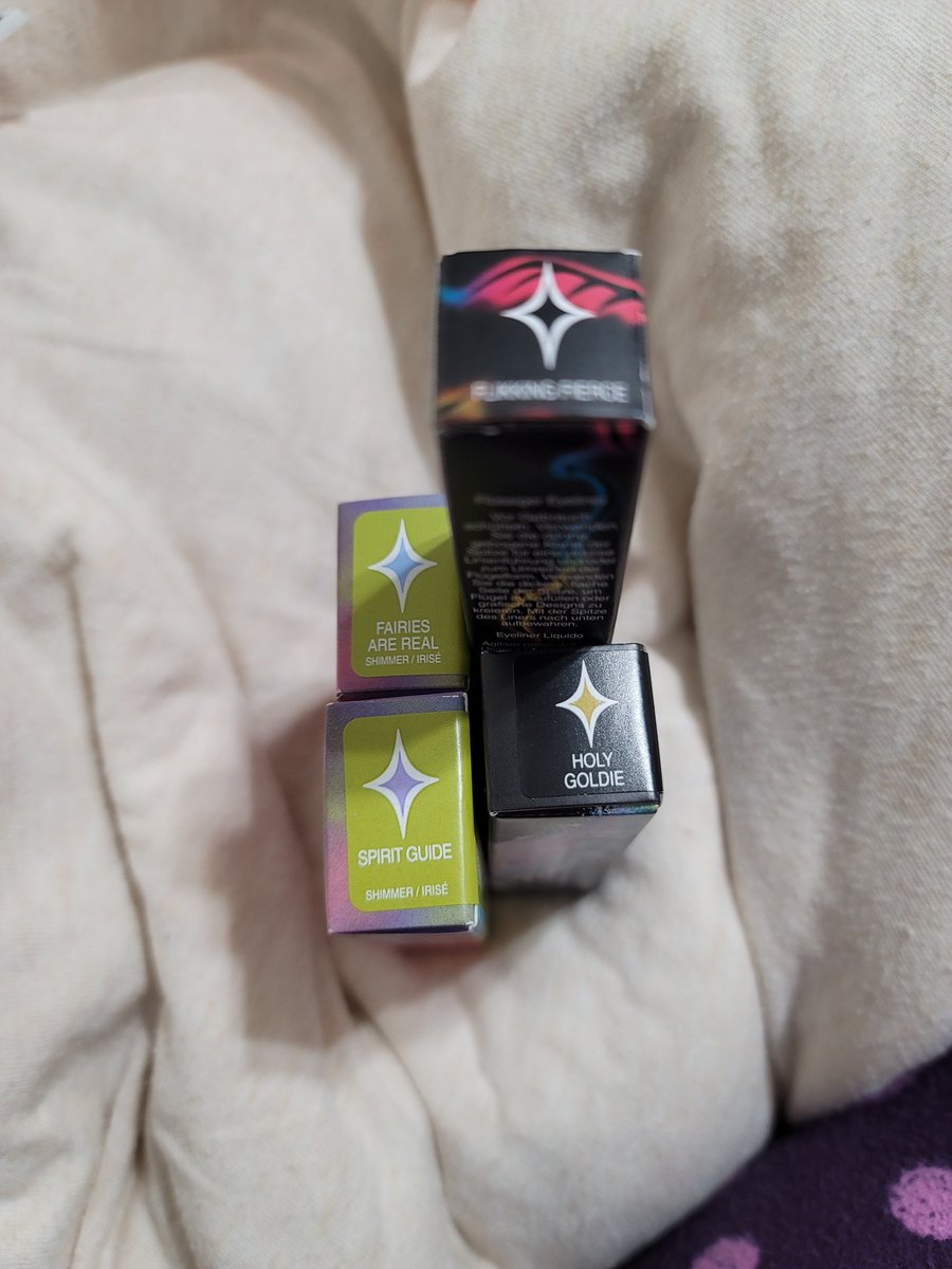 starcaller_'s tweet image. Half Magic is actually just All Magic. The eyeliner design has me blown. Literally genius! I sooooo can't wait to try these babies out tomorrow!!! 
#HalfMagic #cosmetics #mua #makeupartist #makeup