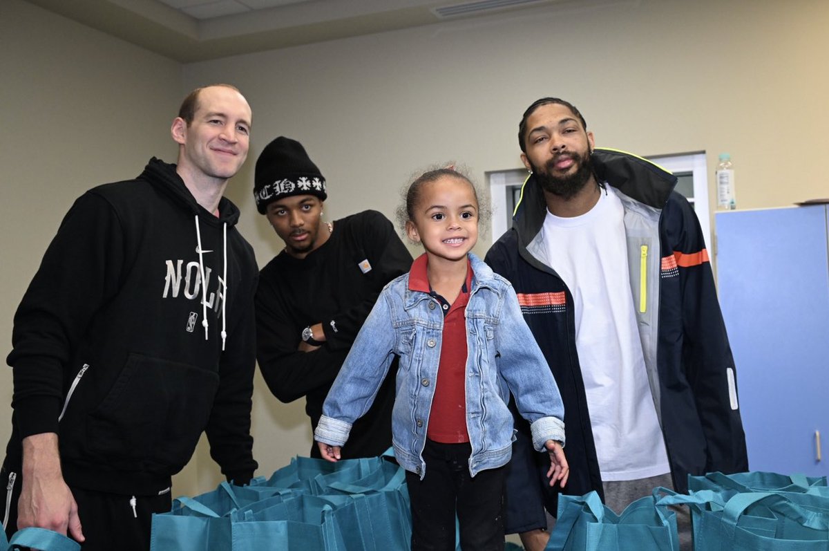 EducareNOLA's tweet photo. ❤️ THANK YOU @BayouDistrict, @pelicansnba, and @Ibotta for spending time with us today and providing a  turkey and all the side fixings for a perfect #Thanksgiving meal to @EducareNOLA families! Special shout to players @BrandonIngramX , @treymurphy, and @CodyZeller for visiting! https://t.co/kyzttXQp6L