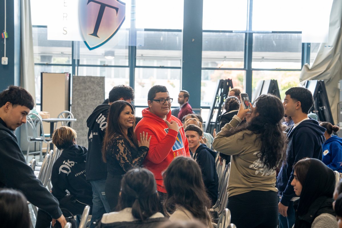 AsmLizOrtega's tweet photo. I had the honor of speaking to students at Tennyson High School about their workplace rights, labor laws, & forming a union!
Now that my bill #AB800 has become law, students across California will learn their rights before getting their first job, so they can work with dignity! https://t.co/8nNTxVzbpx