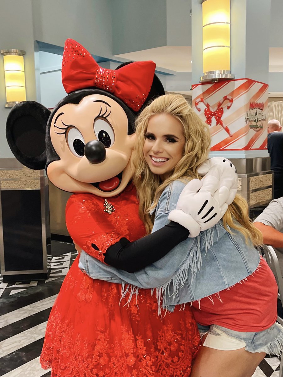 LBVTV's tweet photo. We got a better option to #JollywoodNights for ya at #disneyparks ! head to the holiday experience and Minnie's at #disneyworld instead ! New vlog up now at LBV TV https://t.co/Fm7Mty6vel https://t.co/wpE3yzo4q6