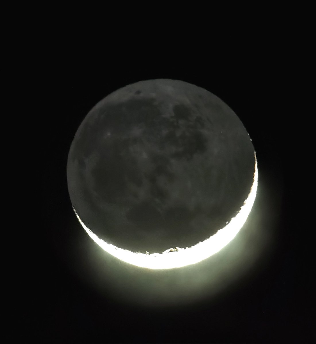 seba_sirius's tweet photo. Miren la foto bonita que acabo de tomar de la luna creciente de hoy! https://t.co/HXxlkw9F3M