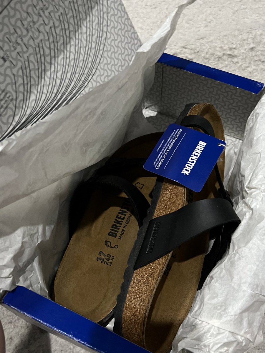 twittyftw's tweet photo. Lg musim ujan, beli birken 😥 nice diah putri https://t.co/5xR3T5cDJV