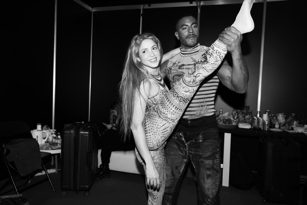 shakira's tweet photo. And that’s how we stretch for the @LatinGRAMMYs. Tune in this Thursday Nov 16!

⏰ 8pm ET on Univision
7pm Mexico
8:30pm Colombia
10:30pm Argentina on TNT and HBO Max. 
10:30pm Spain on RTVE https://t.co/m2j9aWHtfd