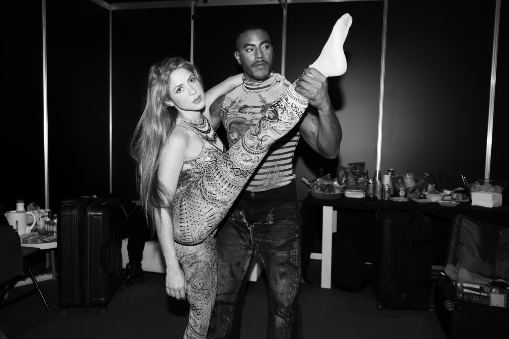 shakira's tweet photo. And that’s how we stretch for the @LatinGRAMMYs. Tune in this Thursday Nov 16!

⏰ 8pm ET on Univision
7pm Mexico
8:30pm Colombia
10:30pm Argentina on TNT and HBO Max. 
10:30pm Spain on RTVE https://t.co/m2j9aWHtfd