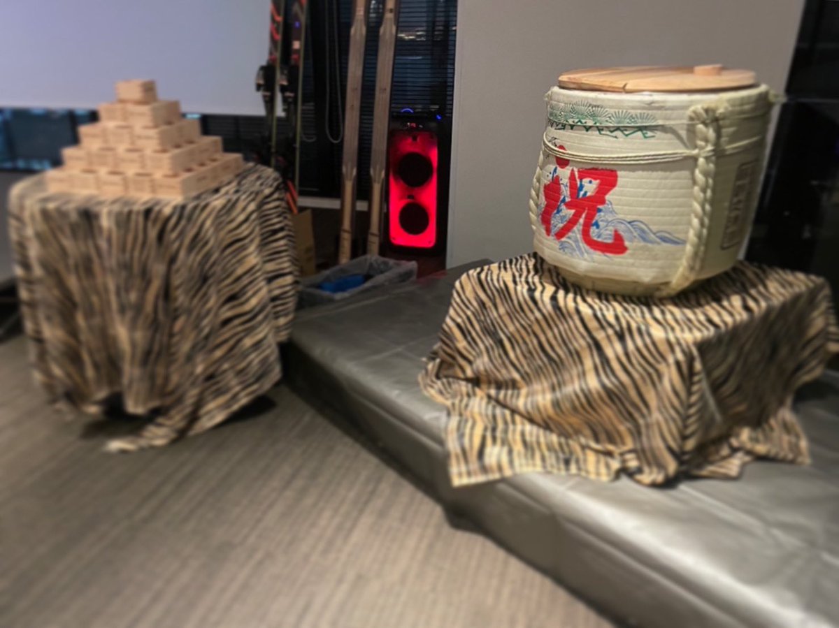 2ndTable's tweet image. よく、
こんなことと出来るの？！とお客様に言われますが、、、
出来ちゃいます！！！笑

先日、鏡開きのケータリングを提供させて頂きました😊✨
めでたいですね👏🏻
こんな素敵な場面をお手伝い出来ることがとても嬉しいです！

#2ndtable #ケータリング #出張パーティー #鏡開き