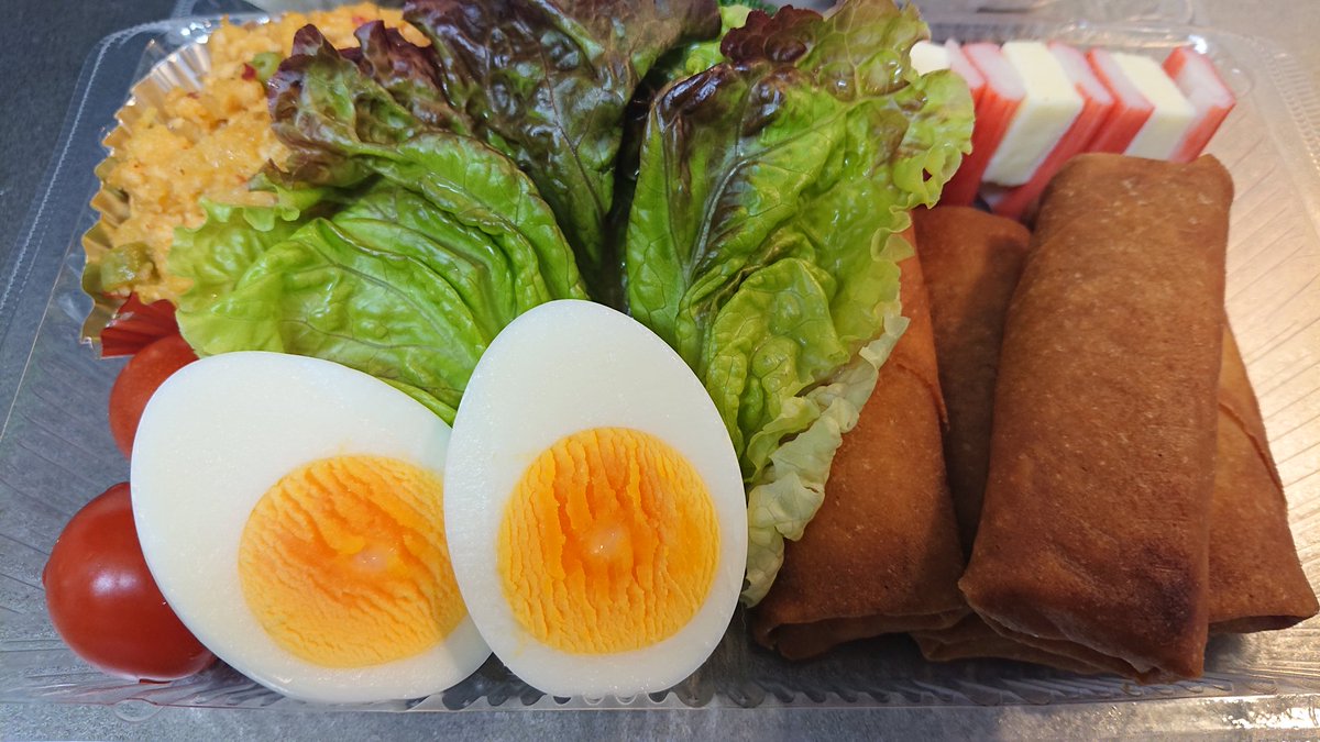 HaZaKuRa_C's tweet photo. 旦那さんへのお弁当🍱

簡単にパッと作った🥢
帰ってきてすぐに食べられて
片付けも楽するためにフードパック

🌃12時近く🏠️🚗💨
さすがに洗い物はしたくない👐😂

あっという間に完食してました👍✨

#OnigiriAction  🍀💫 https://t.co/wv1tW0skId