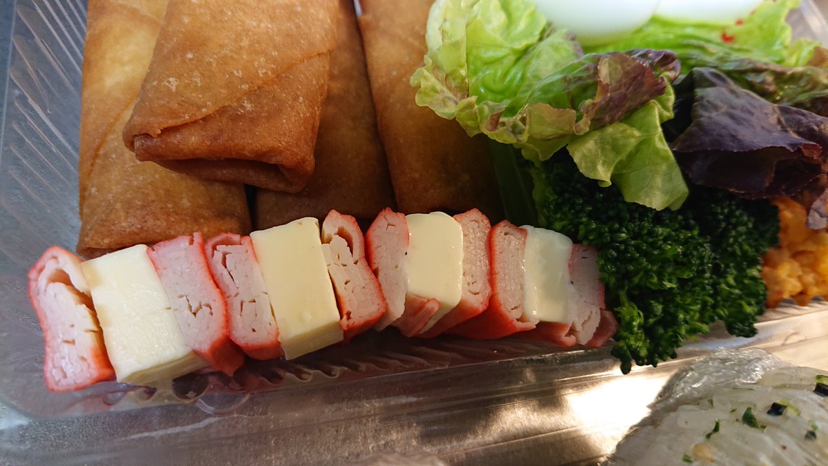 HaZaKuRa_C's tweet photo. 旦那さんへのお弁当🍱

簡単にパッと作った🥢
帰ってきてすぐに食べられて
片付けも楽するためにフードパック

🌃12時近く🏠️🚗💨
さすがに洗い物はしたくない👐😂

あっという間に完食してました👍✨

#OnigiriAction  🍀💫 https://t.co/wv1tW0skId