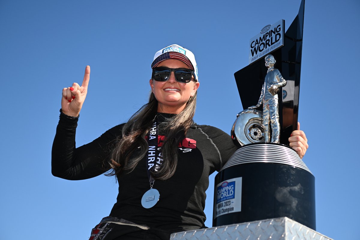 She's Too 6EE, #EricaEnders Clinches Sixth NHRA Pro Stock Title At In-N-Out Burger Pomona Dragstrip

#EliteMotorsports #ProStock #JHG #Champion #NHRA #PomonaDragstrip #DragRacing #California #InNOutBurger #SpeedQueen #Chevrolet 

racingpromedia.com/post/she-s-too…