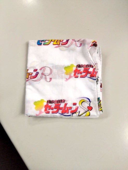 取材現場にハンカチを忘れて連絡をもらい、現場に近い講談社の担当さんに取りに行ってもらうはめに……。でも忘れたのセーラームーンハンカチで良かった。(右は良くないハンカチ)つか、お手間おかけしてすいません。 