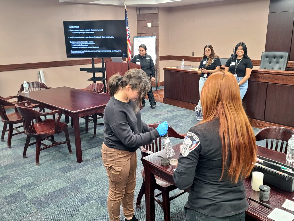 Career exploration turns into career experience when our @Ahs_Libertas Law Academy scholars are trained on how to lift prints by @EPSHERIFF Crime Scene Investigations Unit! Thank you for an amazing day! #ThisIsLIBERTAS ⚖️ #TheStandardIsHigh Only @Americas_HS Only #TeamSISD