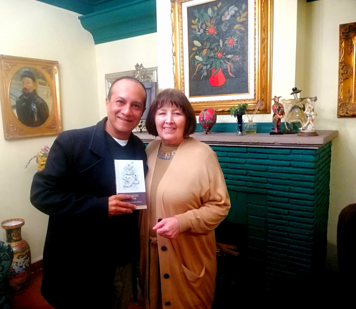 miguechiapaneco's tweet photo. ¡Estupenda tarde en casa de nuestra amiga #TereRodriguez, Escritora, Coleccionista y Promotora de Arte. Gracias por la invitación a compartir el pan y la sal, y por regalarme tu libro de relatos #BailandoSolas!
En breve mi texto sobre estas anécdotas femeninas y siniestras! https://t.co/QQ4SVGIaou