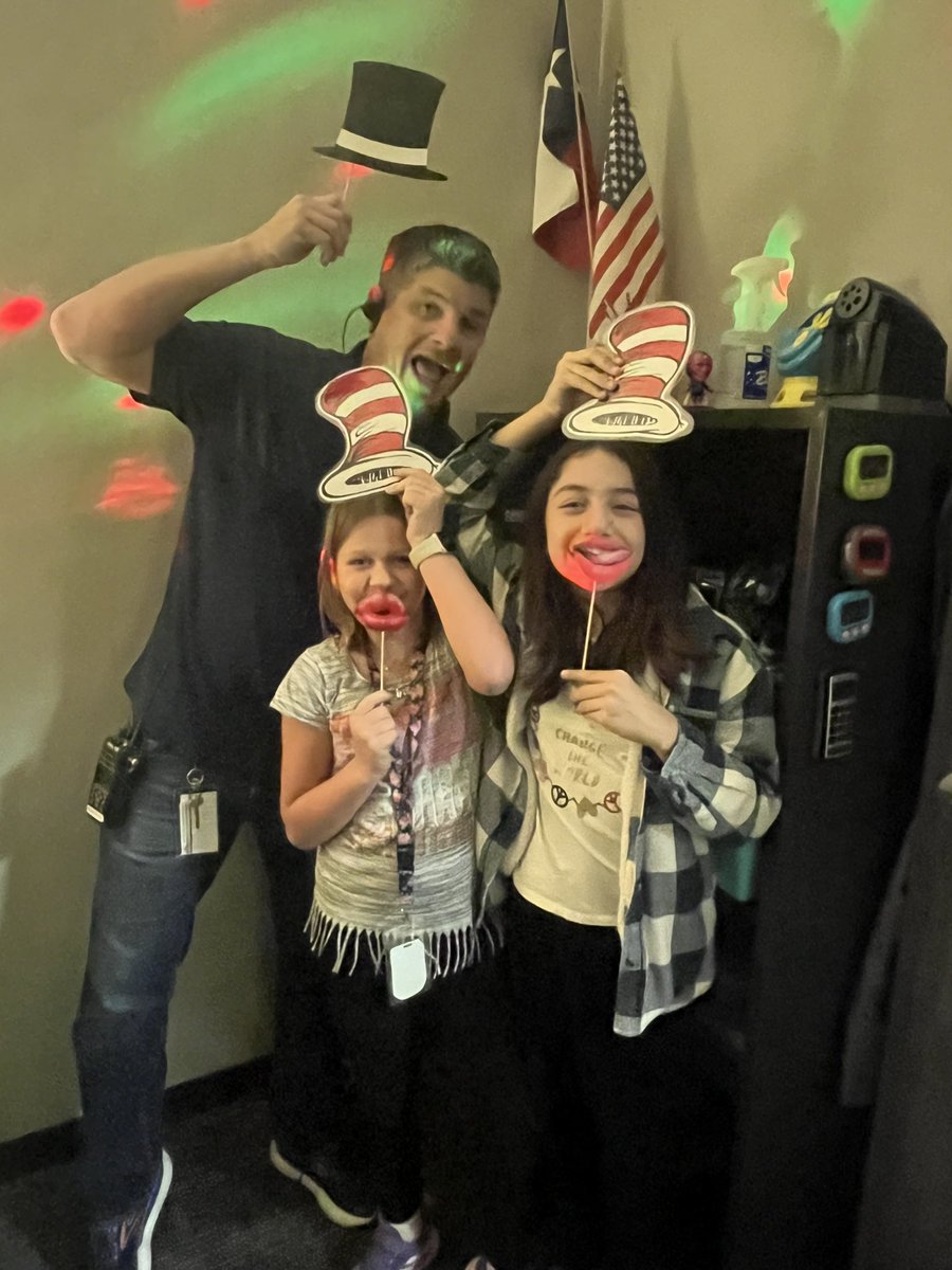 MBreidenthal's tweet photo. We enjoyed lunch with the AP and some Photo Booth fun with @cheadhorn @AultElem #TeamAult https://t.co/rVPoixcvJI