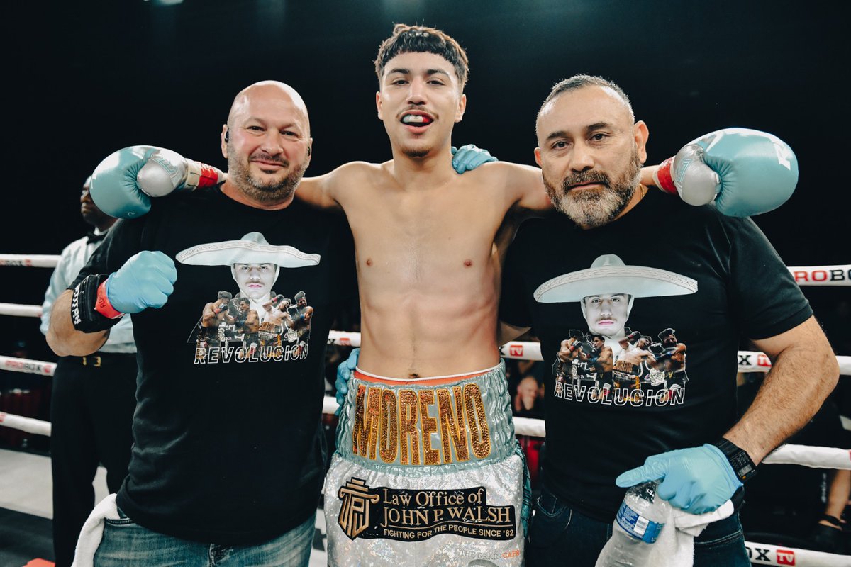ProBoxTvEspanol's tweet photo. LA PRÓXIMA ESTRELLA MEXICANA ⭐️🇲🇽

Emiliano Moreno se dispone a demostrar que es la próxima estrella mexicana en ProBox TV 👊

Sintoniza ahora 🫵

#MiércolesdePeleas #ProBoxTV #NochedeBoxeo #BoxeoEnVivo #Boxeo #PróximaPelea #chrisalgieri #pauliemalignaggi https://t.co/rppvit59zr
