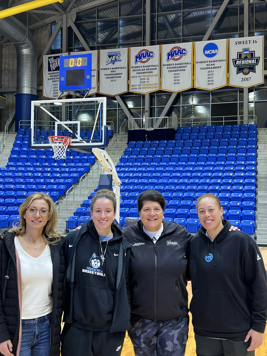 LaurenBousquet_'s tweet photo. Thank you so much to the incredible coaching staff of @QU_WBB for welcoming me on campus for a visit. I had an amazing time watching practice and getting to know the coaches. @jenfay_QU @QU_CoachFabbri @MAHuskies https://t.co/0crkwpyVDr