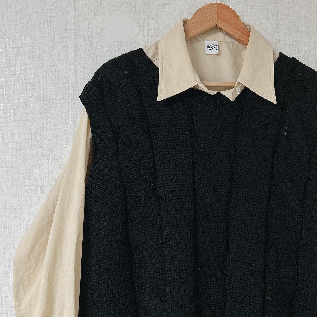 jogabishop's tweet photo. 오버핏의 멋스러운 울 베스트입니다
레이어드해서 입으시기 좋은 아이템이에요. 
.
WOOL 100 %
.
*SIZE
어깨단면  50
가슴단면 59
길이 72cm
.
1점 입고 되었습니다
구매 및 문의는 디엠으로 해주세요 https://t.co/oIvIPZoVLn