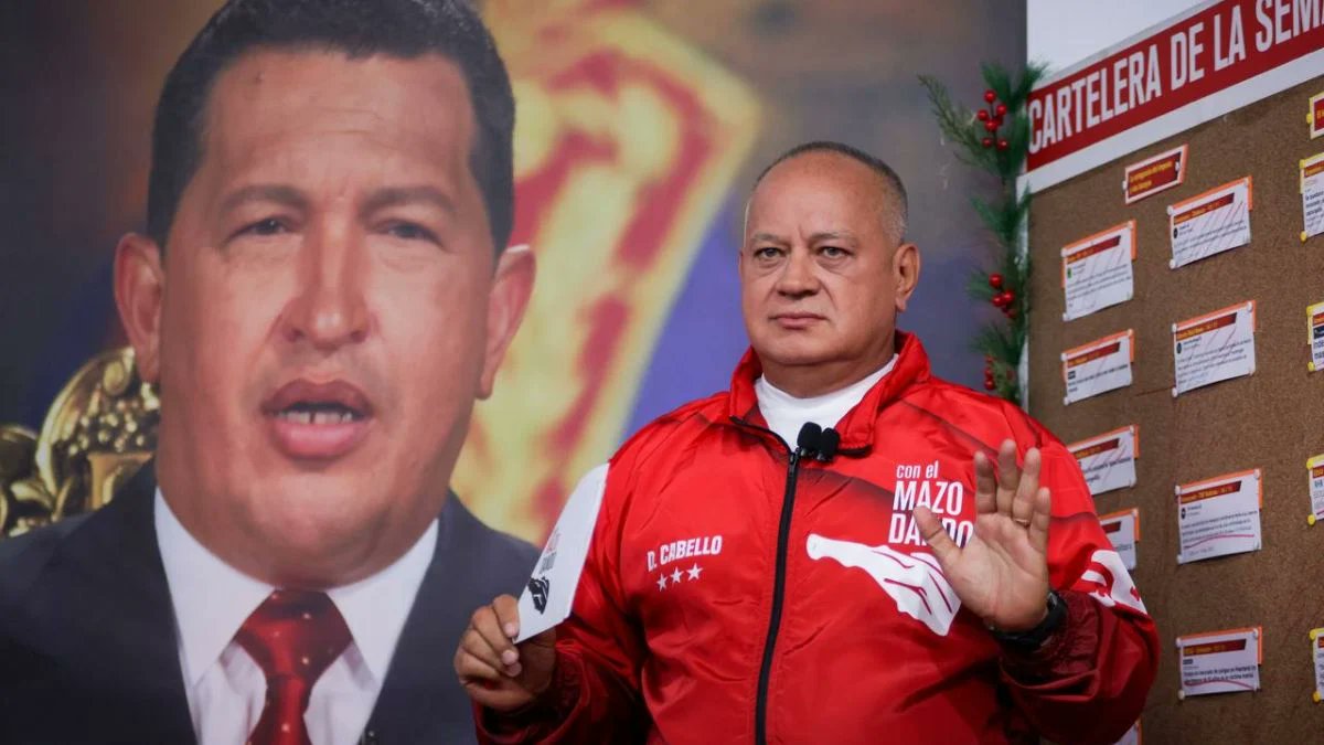 desireengifo's tweet photo. #15Noviembre| Diosdado Cabello muestra una camisa del equipo Atlanta firmada por el grandeliga venezolano @ronaldacunajr24  40-70 en la MLB "gloria al deporte venezolano, que por cierto debuta mañana en la Liga de Béisbol Profesional de Venezuela". #PorLaPatriaCincoVecesSi https://t.co/xNztPN4iT2