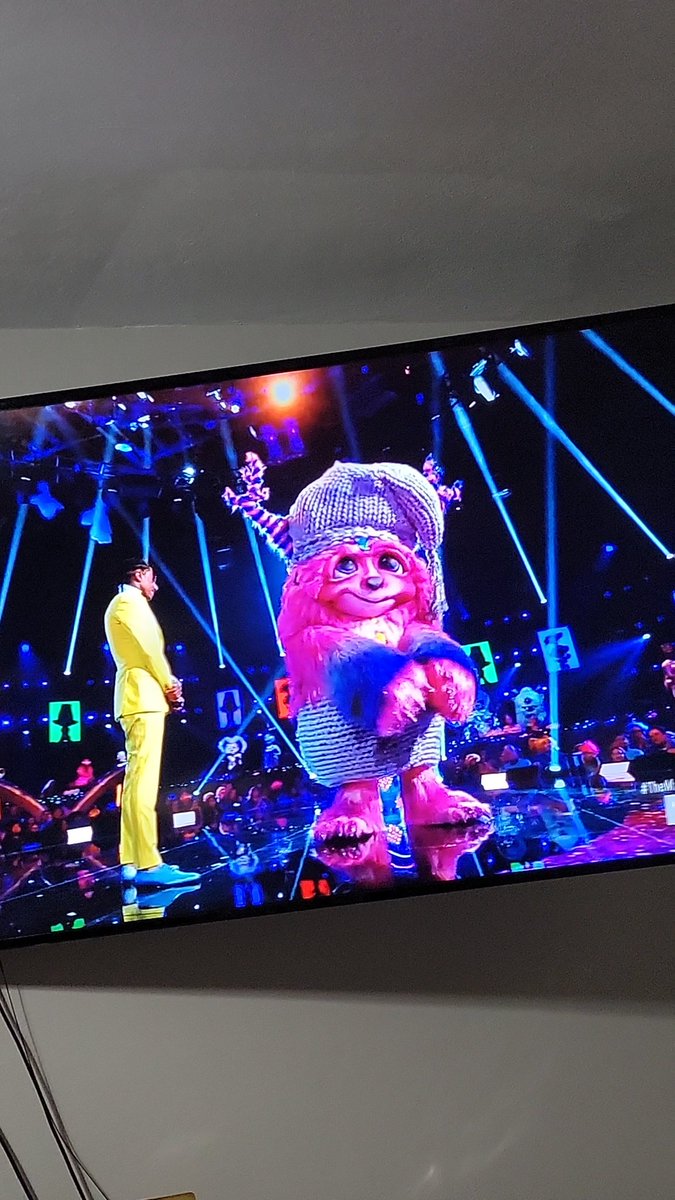 I'm telling yall that's #michaelstrahan <a href="/michaelstrahan/">Michael Strahan</a> #cuddlemonster #themaskedsinger #fox