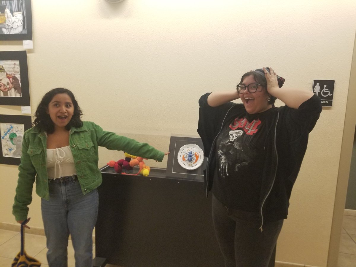 Pop Art Night, last night, at the DSC with Lacy and Agi. Our SISD students are such amazing and talented artists. Shot out to  <a href="/LangArtAmericas/">Jerusha Lang Cholka</a> for always supporting her students! <a href="/Americas_HS/">Nancy Torres</a> #TeamSISD