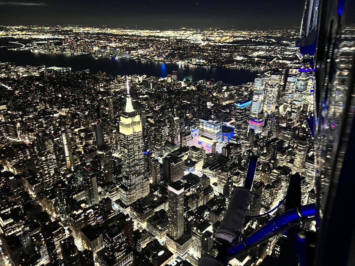 ChopperDanRice's tweet photo. Even though most people do not like how early the sun is going down, this nighttime view sure does make it a little easier to enjoy! @CBSNewYork #chopper2 https://t.co/lPwS29vB22