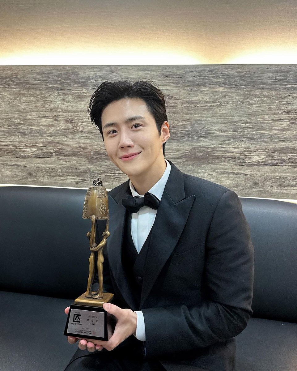 inquirerdotnet's tweet photo. CONGRATULATIONS, GOOD BOY! 😍❤

LOOK: South Korean actor Kim Seon-ho thanks his fans after winning Best New Actor at the 59th Grand Bell Awards for his outstanding performance in his debut film "The Childe."

"Thank you to everyone, fans and fans who supported me," he writes. | 📷: Kim Seon-ho/Instagram via Melva Espin, https://t.co/E0yNJSWXKw trainee 

For more entertainment stories, visit https://t.co/ekqey0CkGU