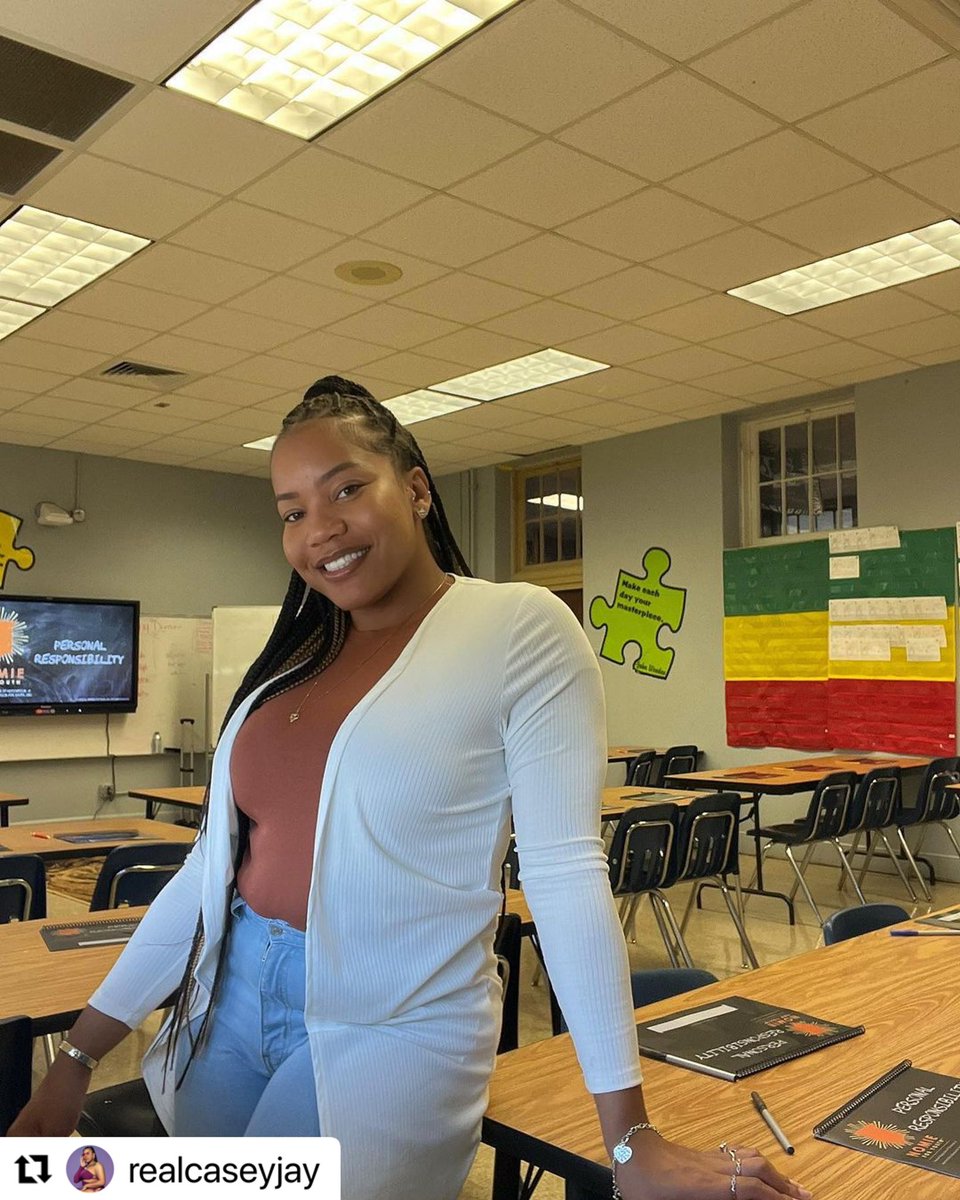HouseofColors_'s tweet photo. #CaseyJay, 1/3 of “The Bardashians” recently visited #QueensboroughElementarySchool to help educate students for their Personal Responsibility Workshop. 👏📚 #HouseofColors #Education #TheBardashians #TheFuture #SnoopDogg #news 

(📹: @realcaseyjay) 

https://t.co/eG5DcpM9ke https://t.co/ucOIWHQ6jv