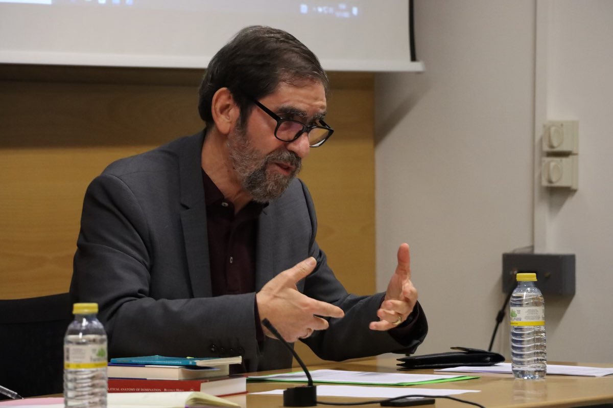 Ya en el ocaso del congreso, Javier Espinosa invita a los oyentes a reflexionar acerca de la pobreza. Lo hace desde una postura humanizadora hacia quienes la sufren, poniendo especial énfasis en la importancia de elegir correctamente los términos para referirnos a estas personas