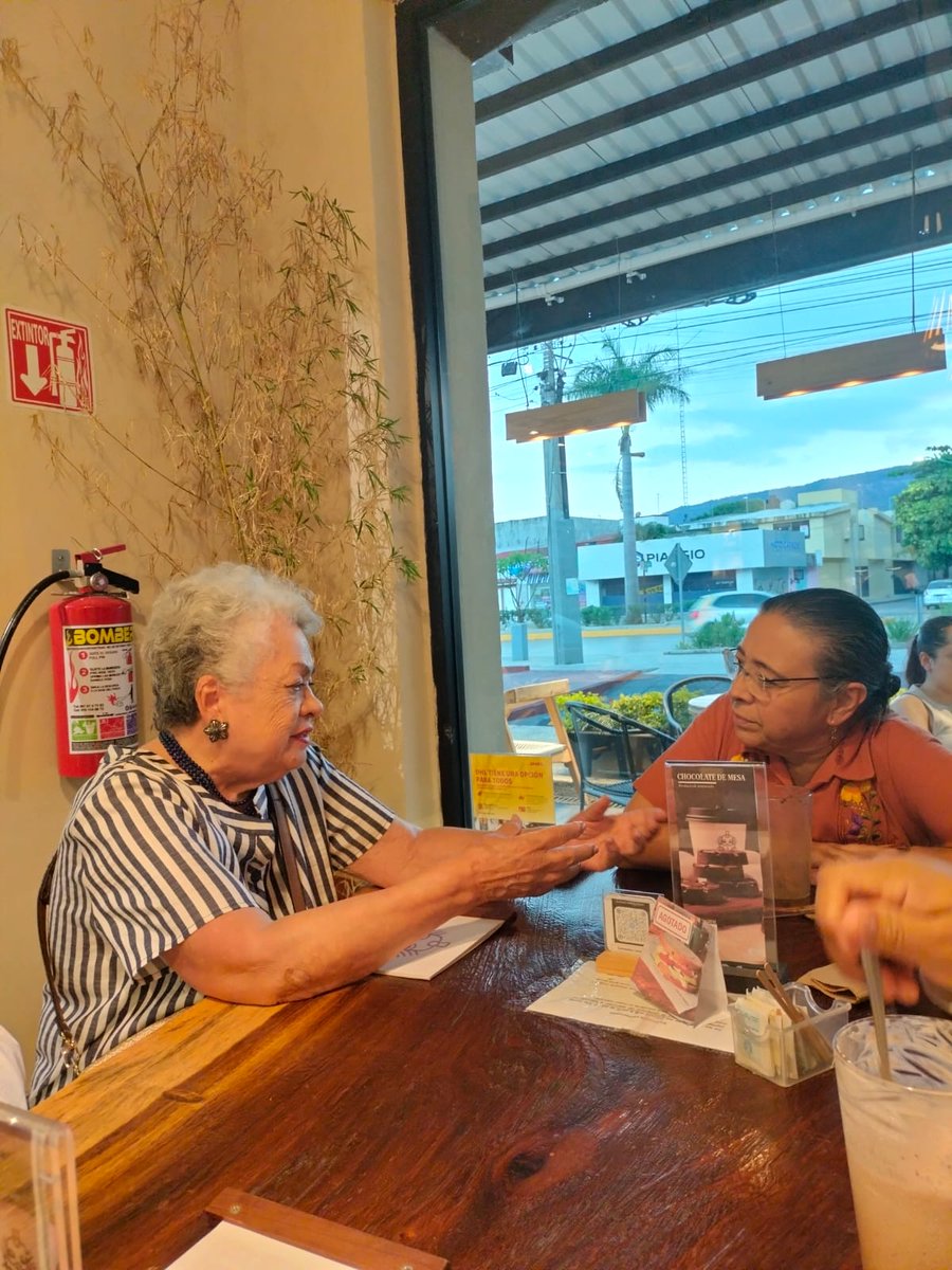 Un gusto haber compartido un chocolate esta tarde con la Dra. Cortina, especialista en economía circular. Su energía y vitalidad, altamente inspiradoras, hablan de su amor por la vida.