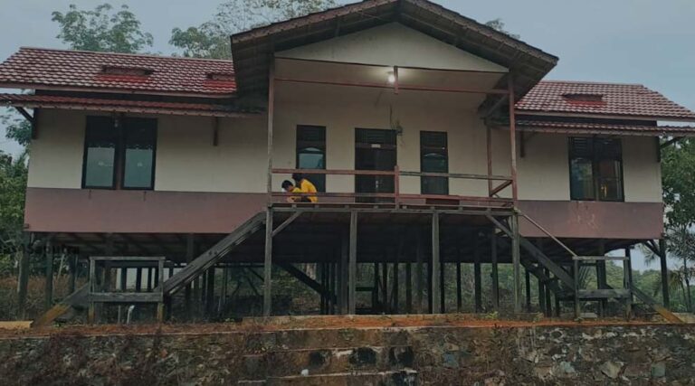 agama_nusantara's tweet photo. Ternyata, di desa ini mayoritas penduduk yang memeluk agama Buddha adalah Suku Dayak Ahe. Inilah kali pertama saya menyadari keberagaman ini, bahwa di kalangan suku Dayak pun terdapat yang memeluk agama Buddha. Menurut data, di Kalimantan Barat, jumlah umat Buddha bersuku Dayak https://t.co/EWvMGJQZxv